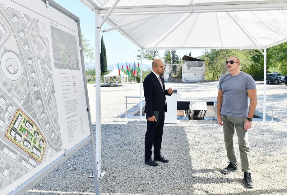 Präsident Ilham Aliyev legt Spatenstich für vierten Wohnkomplex in der Stadt Zangilan teil