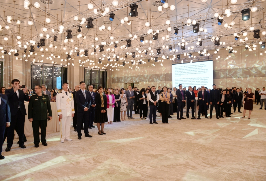 Azerbaiyán celebra el 74º aniversario de la fundación de la República Popular China