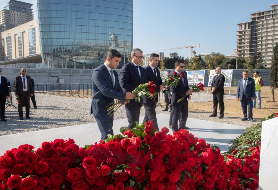 “AzerGold” QSC-nin rəhbərliyi və kollektivi Zəfər parkını ziyarət edib