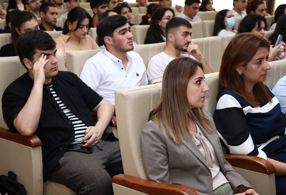 Peşəkarlar tələbələrlə təcrübələrini bölüşüblər
