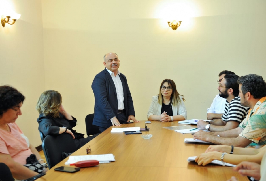 Milli Dram Teatrı “Sənsiz” tamaşasının premyerasına hazırlaşır