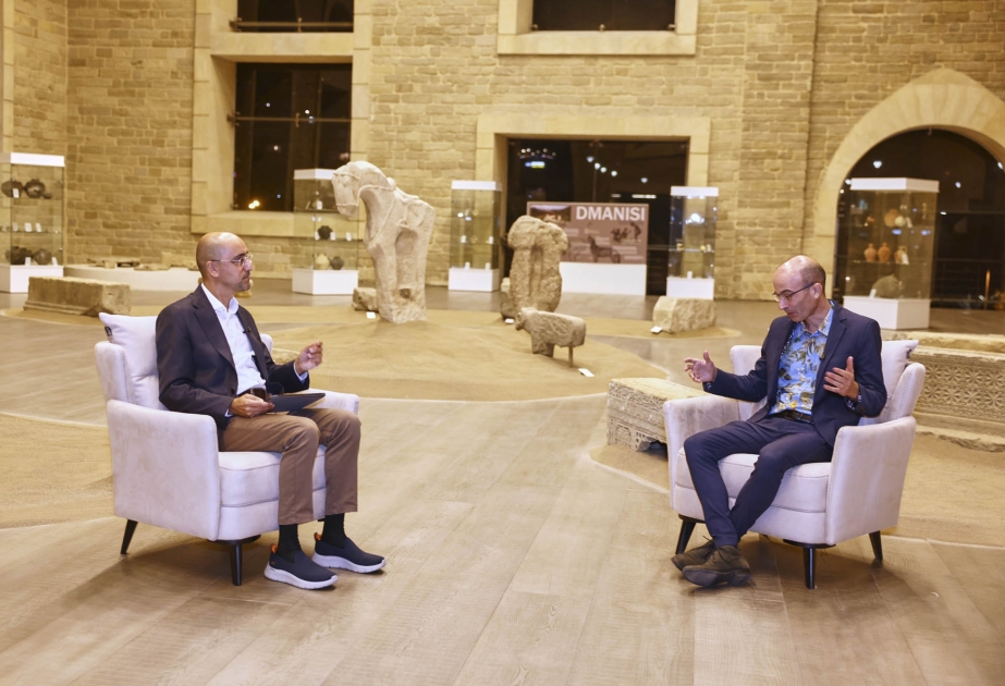 İsrailli yazıçı və tarixçi Yuval Noah Harari Bakıda oxucularla görüşüb