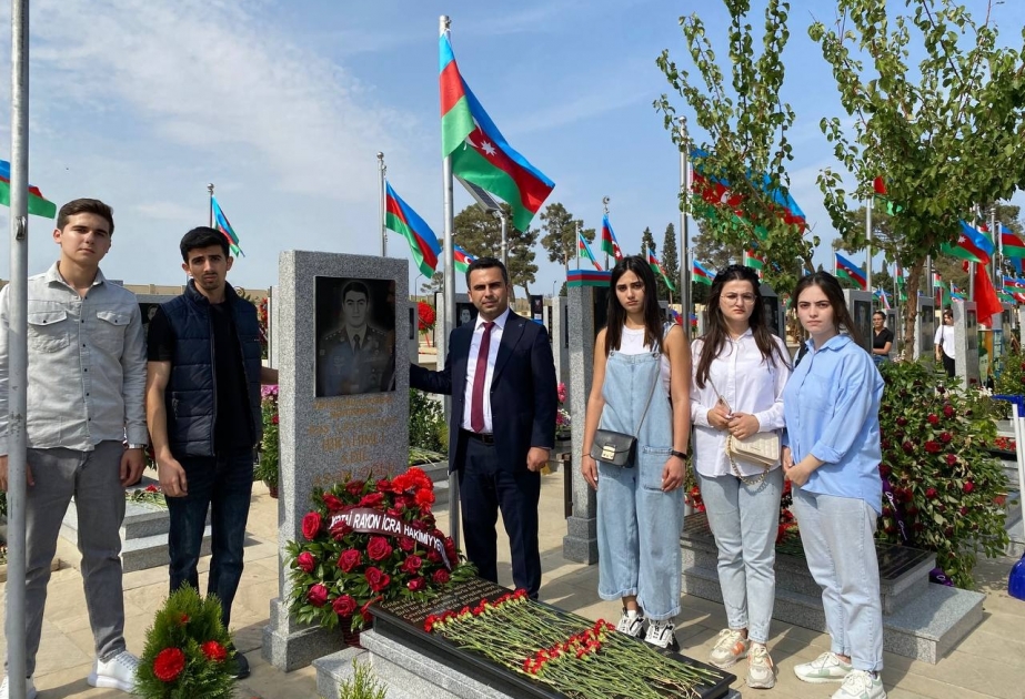 BDU-nun İnformasiya və sənəd menecmenti fakültəsinin tələbələri İkinci Şəhidlər xiyabanını ziyarət ediblər