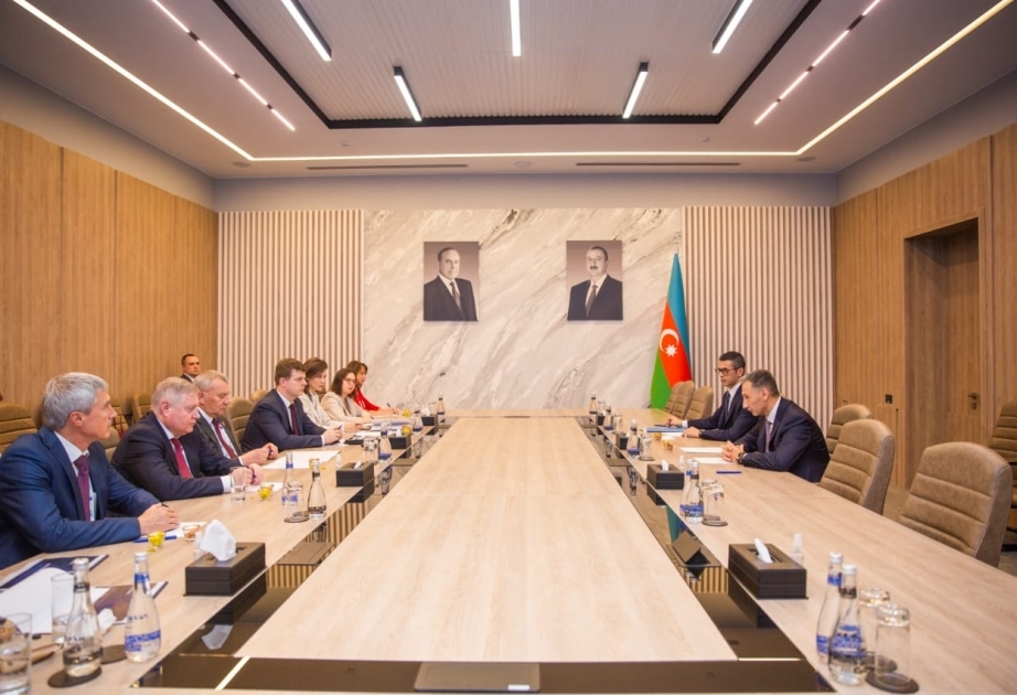 Minister Raschad Nabiyev trifft Generaldirektor von Roskosmos
