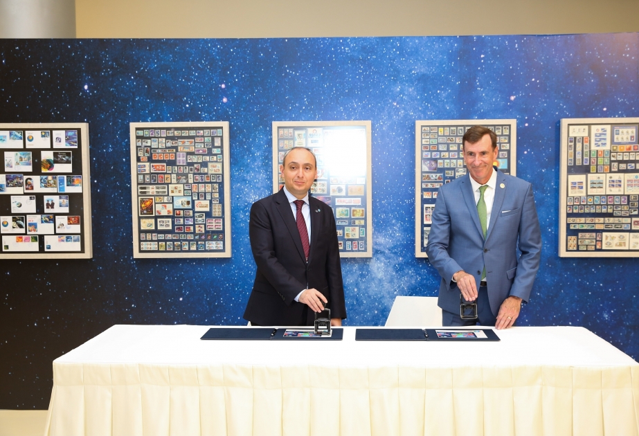 Cérémonie de scellement des timbres-poste dédiés au 74e Congrès international d’astronautique tenu à Bakou