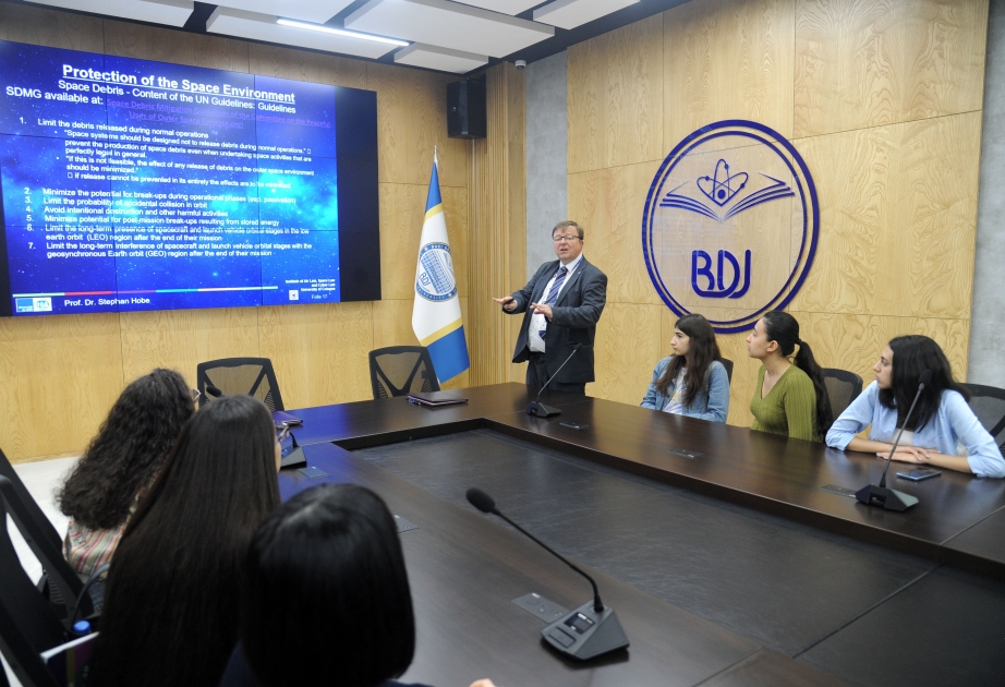 Ümumdünya Kosmos Həftəsi çərçivəsində BDU-da “Kosmos hüququ” mövzusunda seminar keçirilib