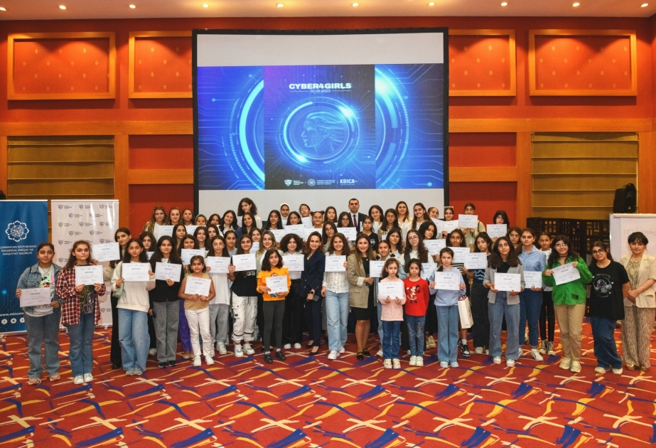 “Cyber4Girls” təlimində iştirakçılar kibertəhlükəsizlik sahəsində maarifləndiriliblər