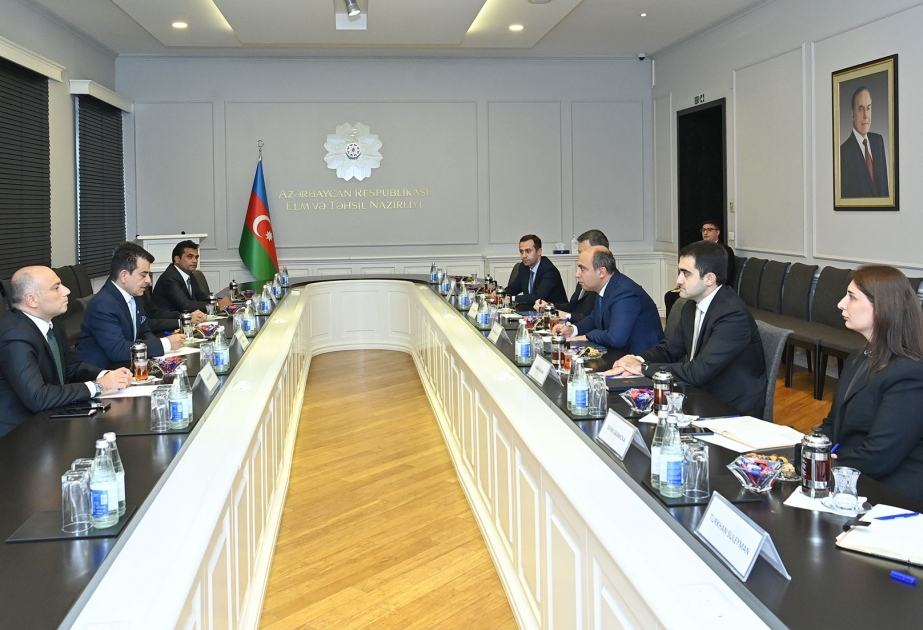 وزير العلم والتربية الاذربيجاني يلتقي المدير العام للإيسيسكو