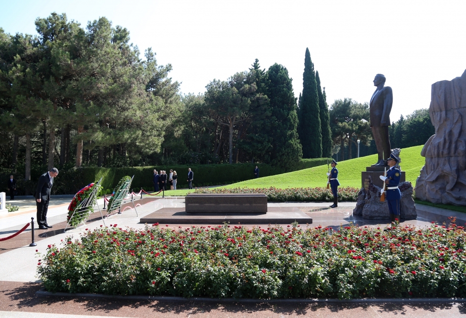 Speaker of National Assembly of Serbia pays respect to Great Leader Heydar Aliyev and Azerbaijani martyrs