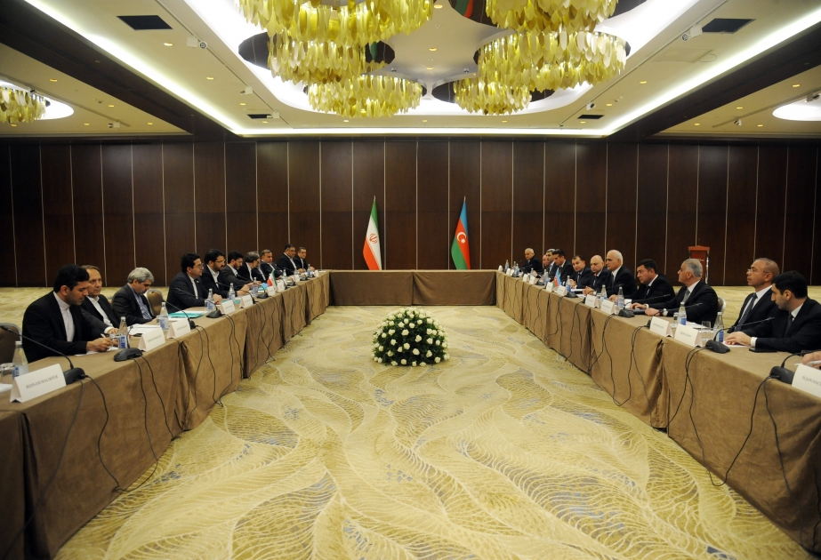 Viceprimer ministro azerbaiyano se reúne con el ministro iraní de Carreteras y Desarrollo Urbano