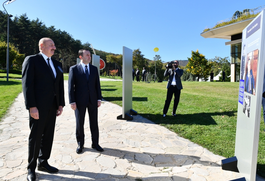 Tbilissi : le président Aliyev et le Premier ministre Garibachvili visitent une exposition photos consacrée au centenaire d’Heydar Aliyev VIDEO