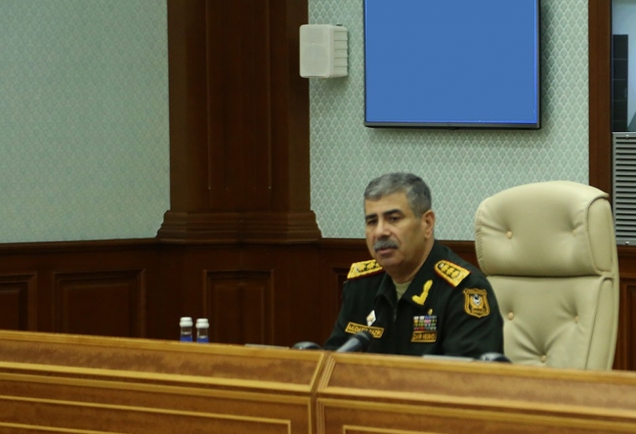 Müdafiə naziri müşavirə keçirib, bölmələrin gücləndirilməsinə dair tapşırıqlar verib