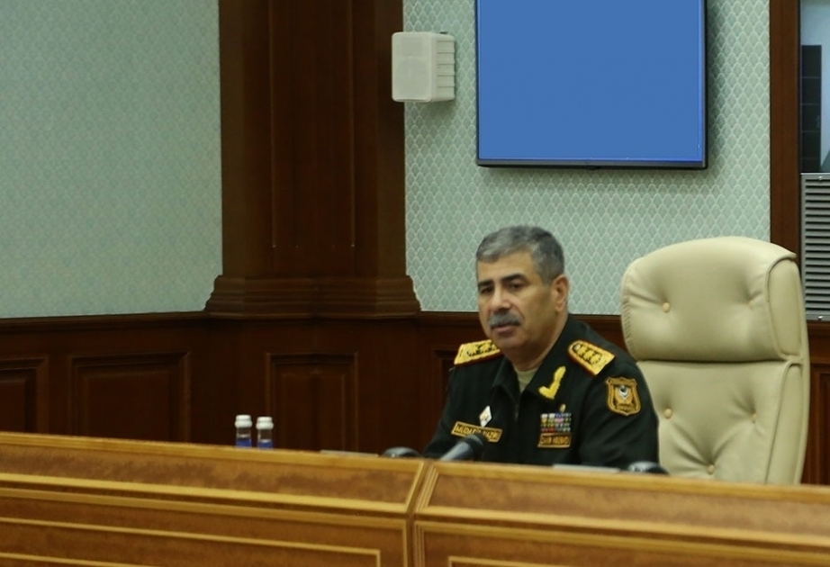 El ministro de Defensa de Azerbaiyán celebró la reunión de servicio