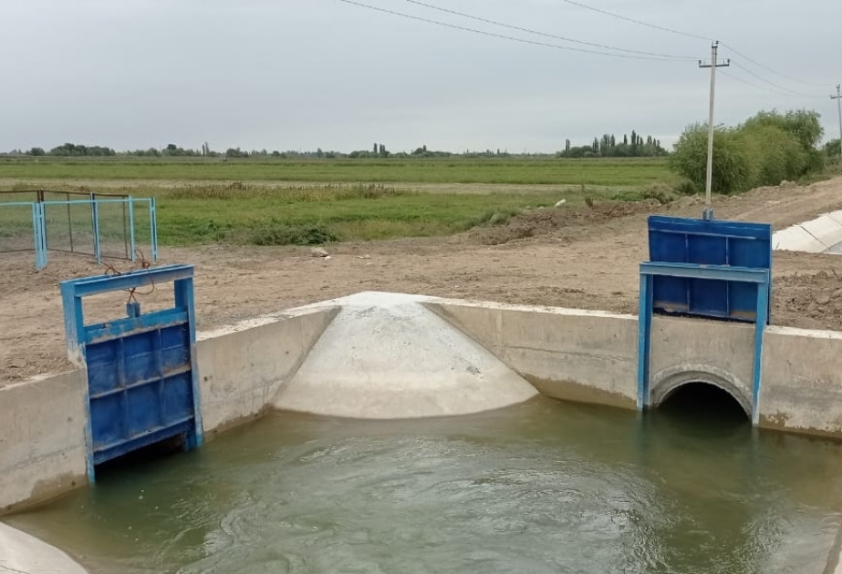 Ağcabədidə uzunluğu 9 kilometr olan suvarma kanalı beton üzlüyə alınıb