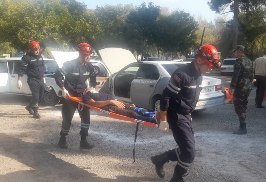 Təlim: Deformasiyaya uğramış avtomobildən “zərərçəkmişlər” xilas edilərək ilkin yardım göstərilib