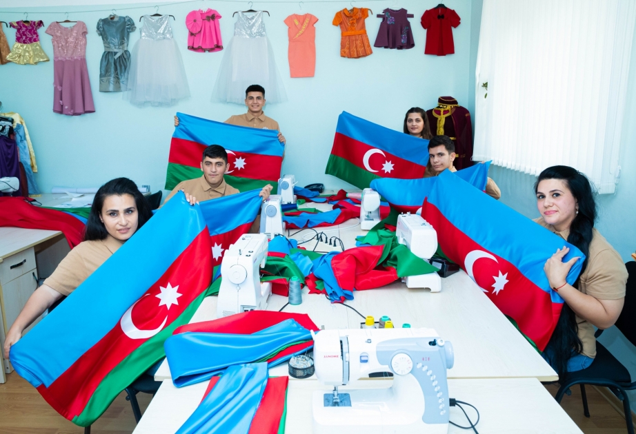Əlilliyi müəyyən edilmiş şəxslər tərəfindən 44 Azərbaycan bayrağı tikilir