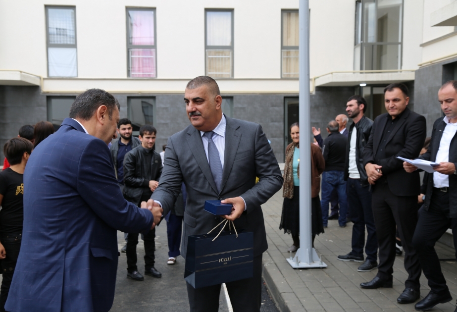 Füzuli şəhərinə köçən daha 22 ailə mənzillərinin açarlarını təhvil alıb VİDEO