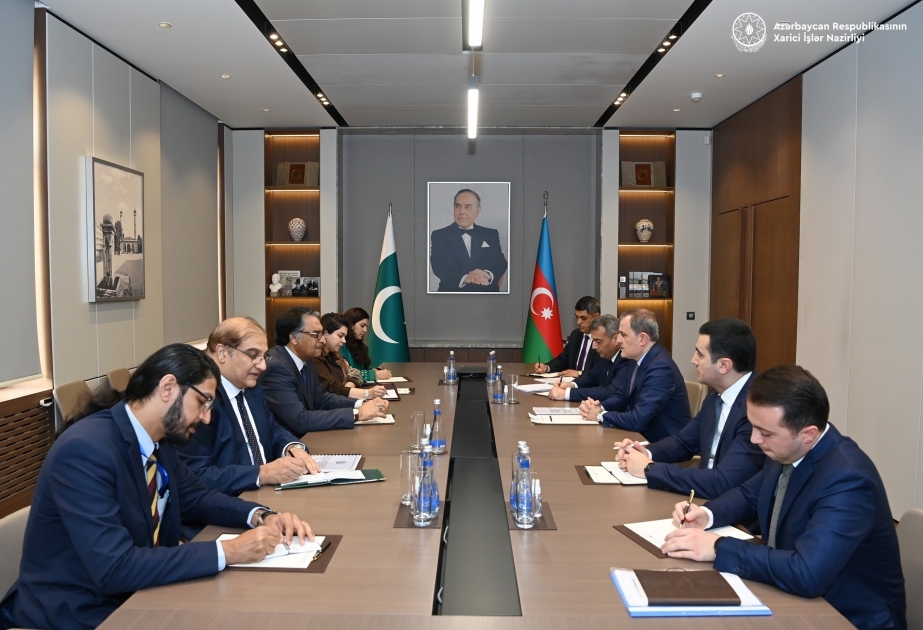 Azerbaijani, Pakistani FMs discuss latest situation in the region