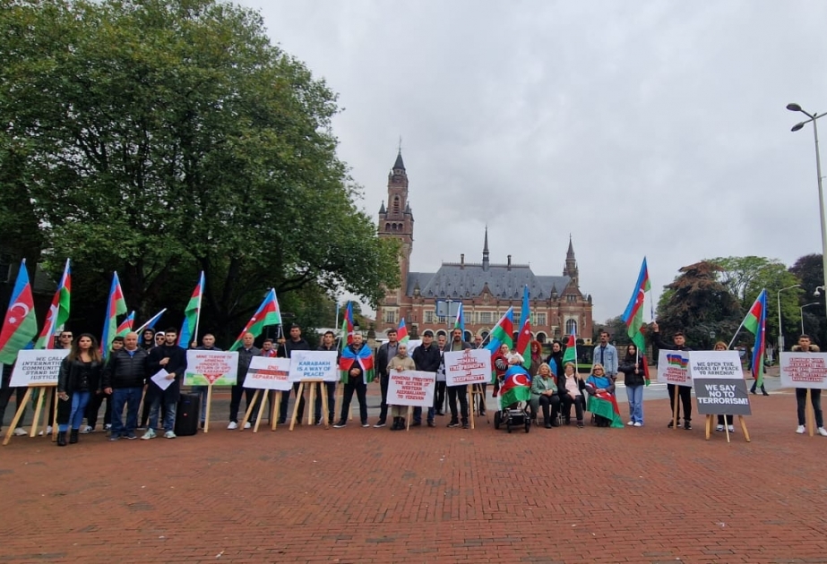Азербайджанская община провела акцию протеста перед Международным судом