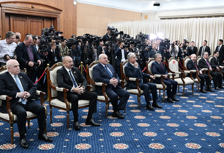 Президент Ильхам Алиев принял участие в церемонии награждения Президента Шавката Мирзиёева в Бишкеке ВИДЕО