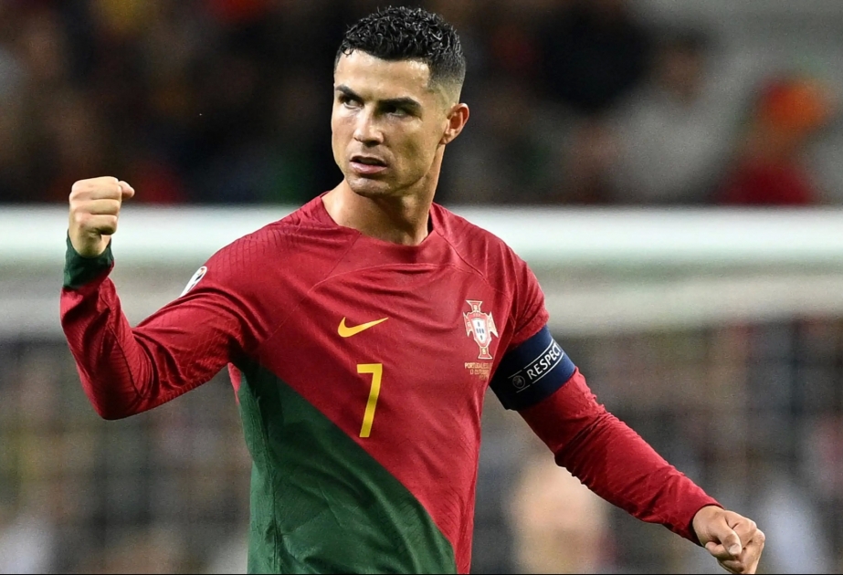 Ronaldu üç fərqli onillikdə 100-dən çox qol vuran 6-cı oyunçu olub