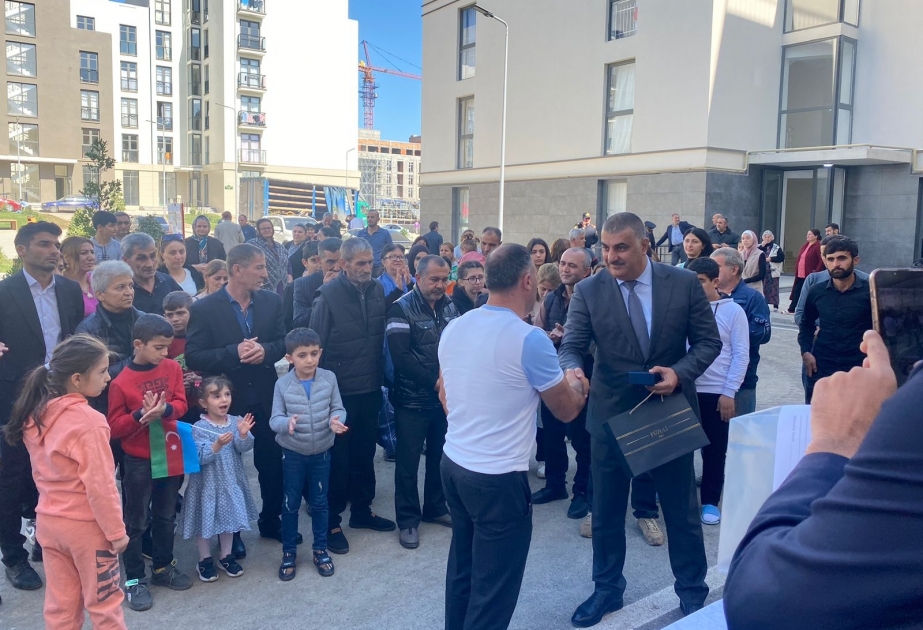 Füzuli şəhərinə qayıdan daha 28 ailəyə evlərinin açarları təqdim olunub  FOTO