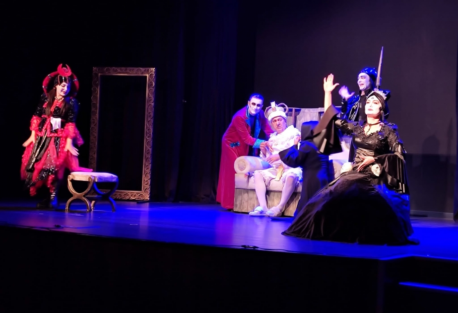 İstanbulda Gəncə Dövlət Dram Teatrının təqdimatında “Kral ölür” tamaşası oynanılıb
