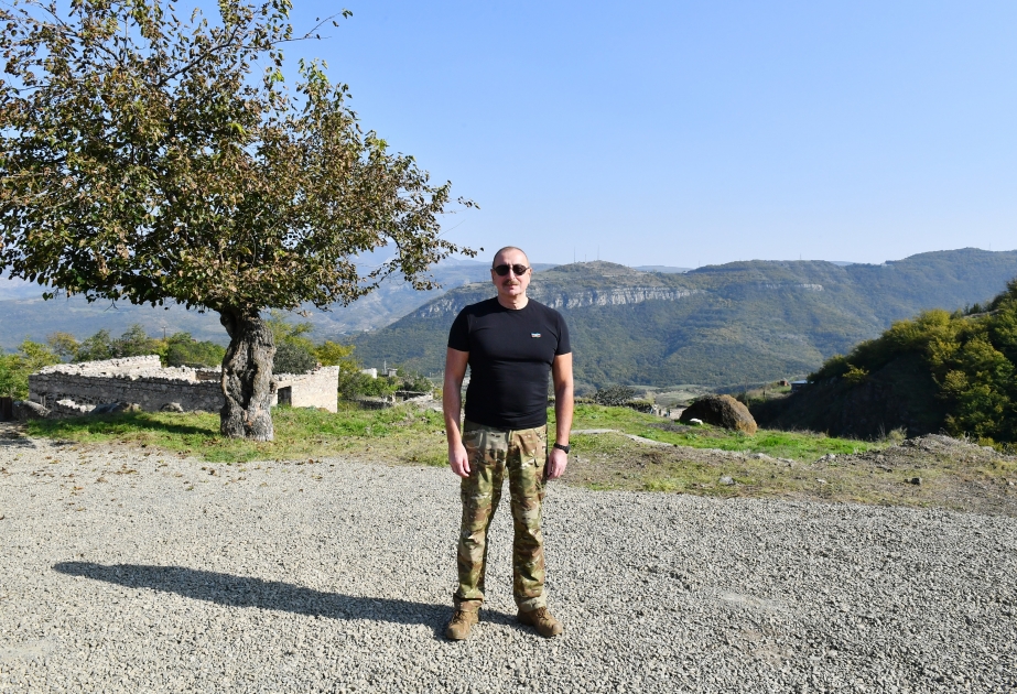 Le président azerbaïdjanais visite le bourg de Kerkidjahan de la ville de Khankendi VIDEO