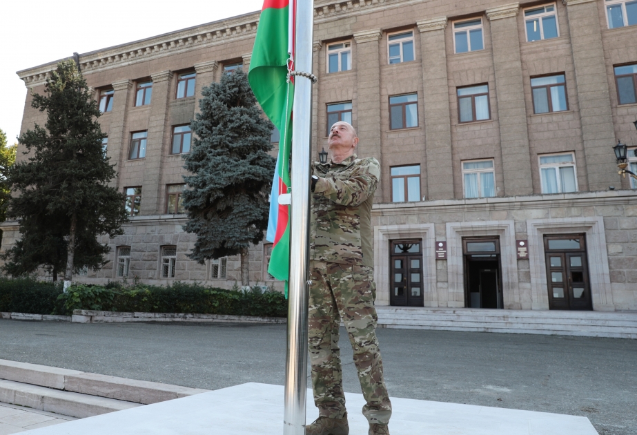 El Presidente Ilham Aliyev ha izado la bandera nacional de Azerbaiyán en la ciudad de Khankandi y ha pronunciado un discurso