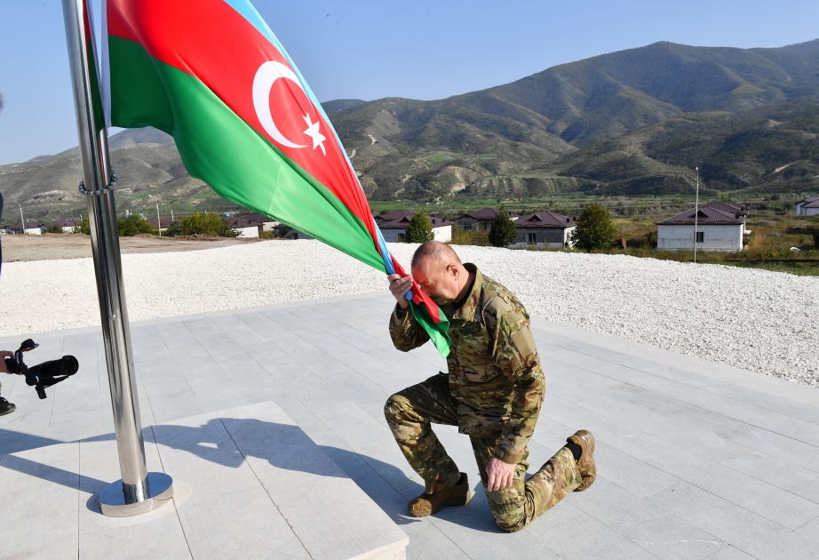 Le président Ilham Aliyev hisse le drapeau azerbaïdjanais dans la ville de Khodjaly  MIS A JOUR VIDEO