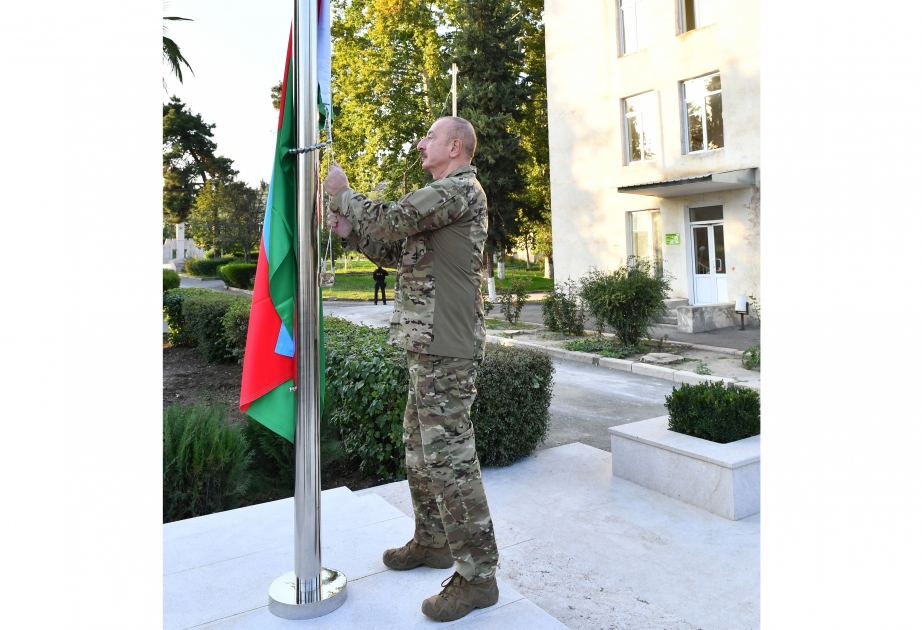 Präsident Ilham Aliyev hisst in der Stadt Khojavend aserbaidschanische Flagge  AKTUALISIERT VIDEO