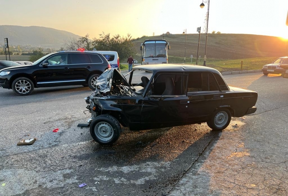 Qubada minik və yük avtomobili toqquşub, yaralananlar var