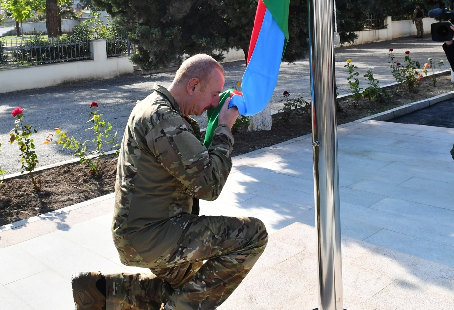 Le drapeau azerbaïdjanais hissé par le président Ilham Aliyev dans le bourg d’Askéran de la région de Khodjaly MIS A JOUR VIDEO