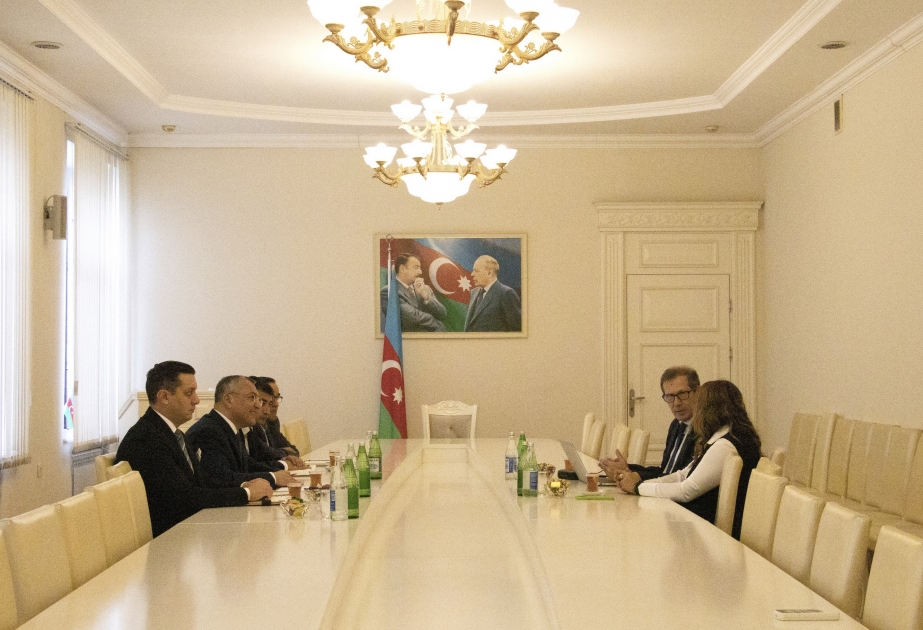 Fransalı alimə Azərbaycanda qaçqınlıq və məcburi köçkünlük probleminin tarixi səbəbləri barədə məlumat verilib