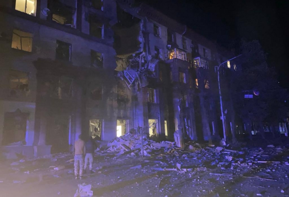 Zaporojyedə yaşayış binası raketlə vurulub, ölənlər var
