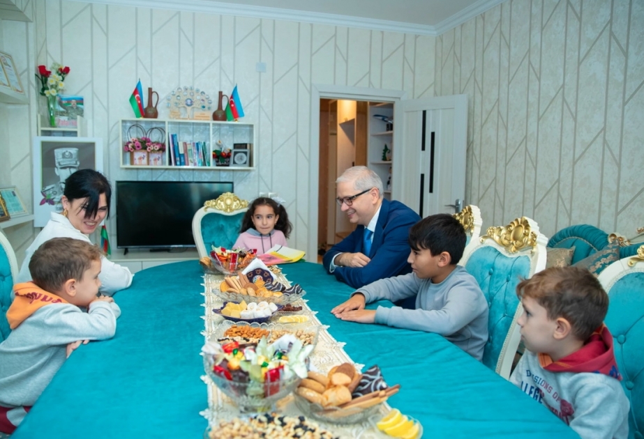 Əmək və əhalinin sosial müdafiəsi nazirinin müavini şəhid Natiq İsmayılovun ailəsini ziyarət edib