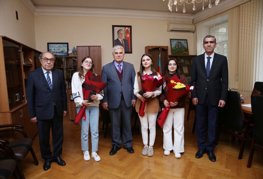 Müəllimlik peşəsini seçən üç bacı