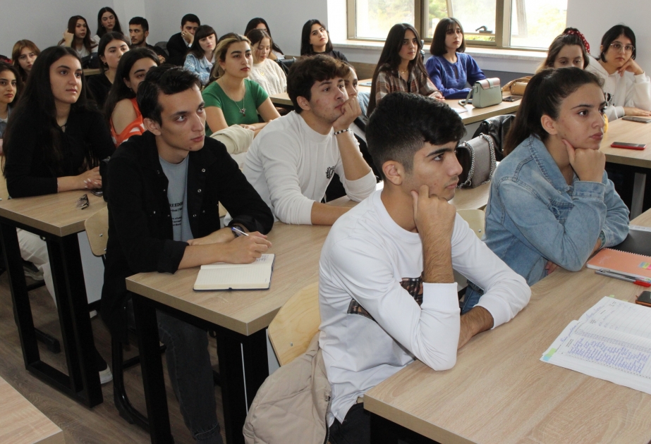 Tanınmış radiomenecerdən onlayn radio yaradan tələbələrə həvəsləndirici təklif