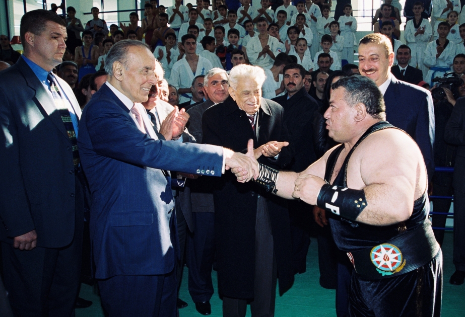 Xalqa bağışlanmış ömürdən anlar: 2002-ci ilin noyabrı