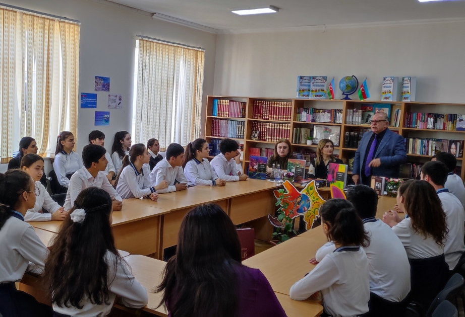 MEK Beynəlxalq Məktəb Kitabxanaları Günü münasibətilə kitab hədiyyə edib
