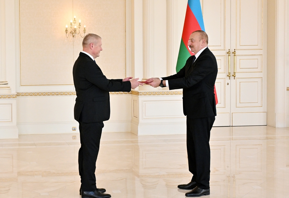 Presidente Ilham Aliyev recibe las cartas credenciales del recién nombrado Embajador de Letonia