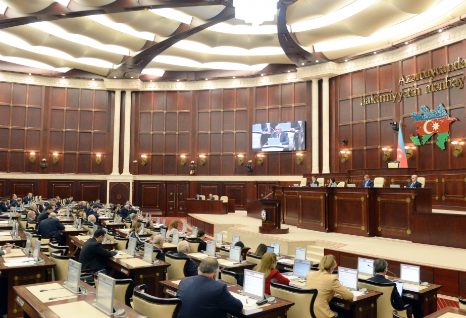 В парламенте Азербайджана началось обсуждение 16 вопросов
