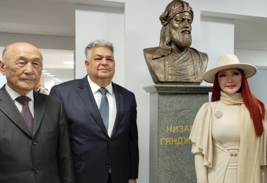 В Бишкеке открыли памятник Низами Гянджеви