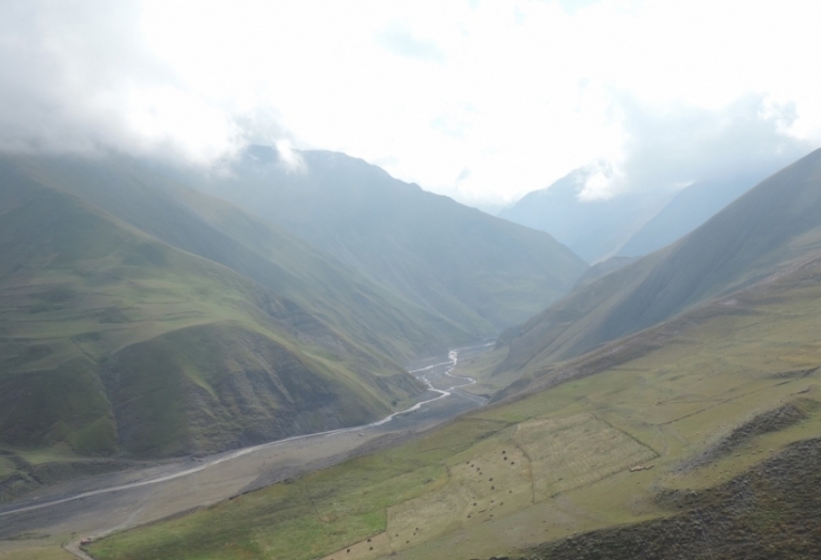 高加索山脉陡峭岩石之间的迷人风景  图片