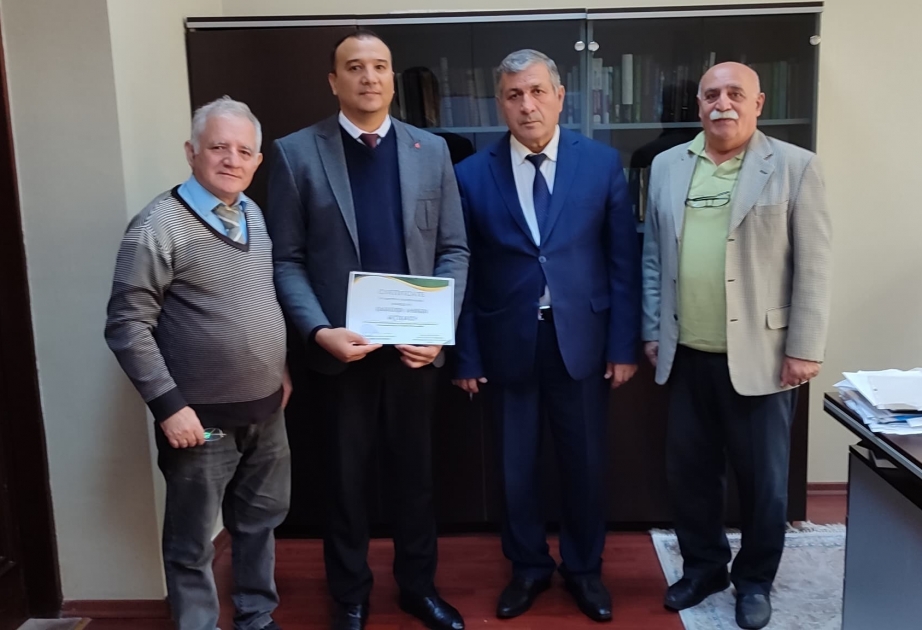 Özbəkistanlı alim Fizika İnstitutunda təcrübə keçib
