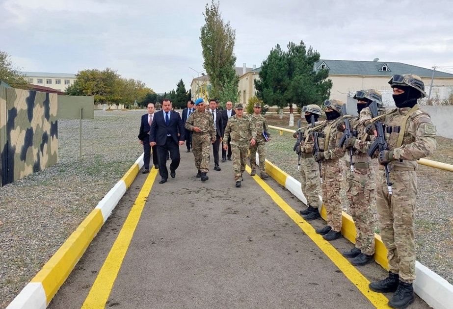 Tacikistanın müdafiə naziri hərbi hissədə yaradılan şəraitlə tanış olub