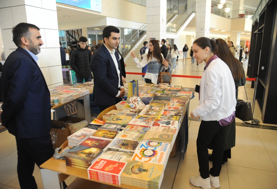 ADA Universitetində Ümummilli Liderin anadan olmasının 100 illiyinə həsr olunmuş kitab sərgisi açılıb