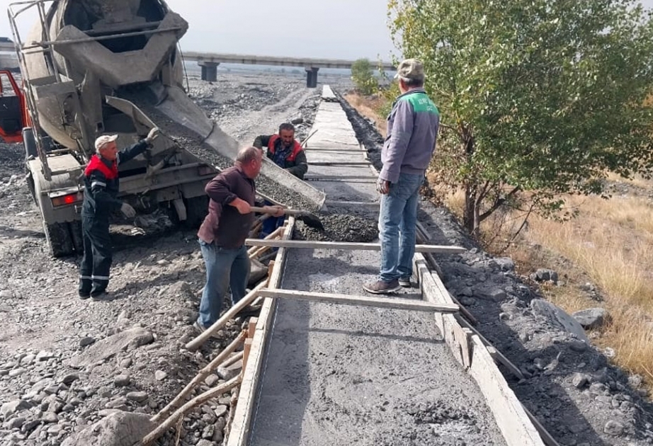 Su itkisinin qarşısının alınması üçün Qaxda torpaq kanallar beton üzlüyə alınır