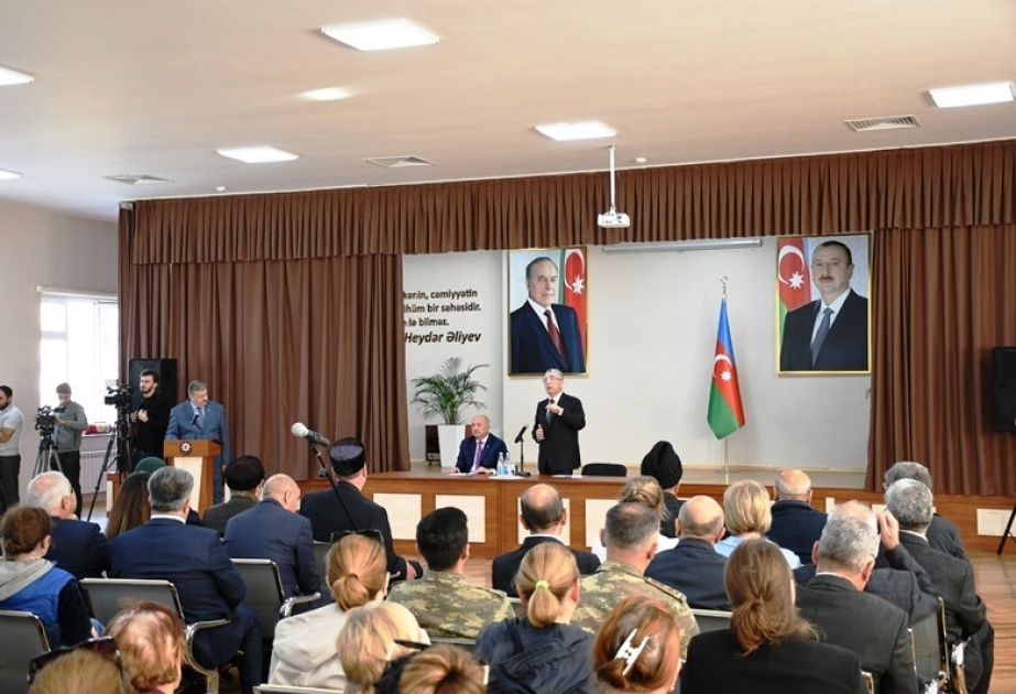 Əmircan qəsəbəsində sakinlərin problemləri dinlənilib