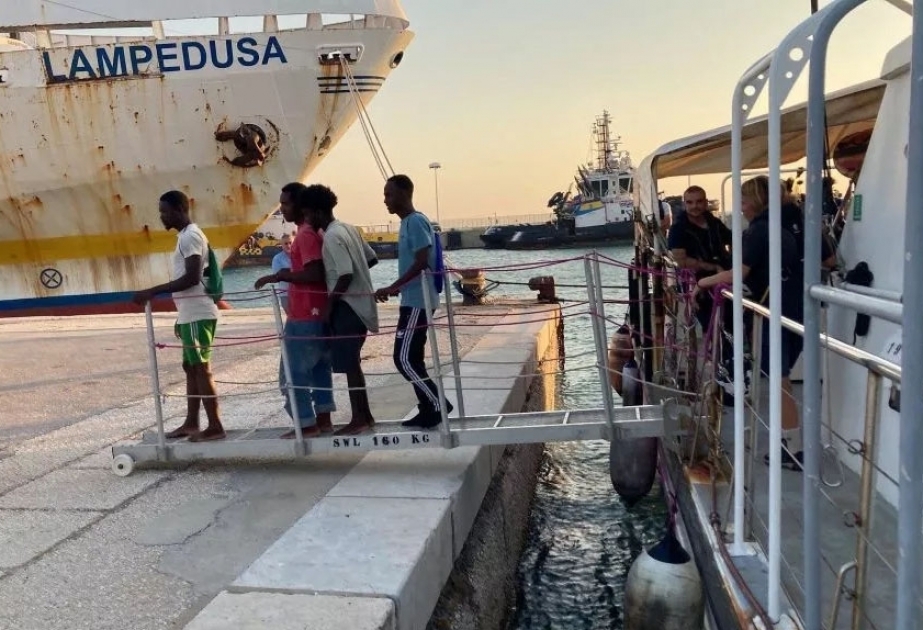 Migrant boat carrying 347 lands on Lampedusa, Italy